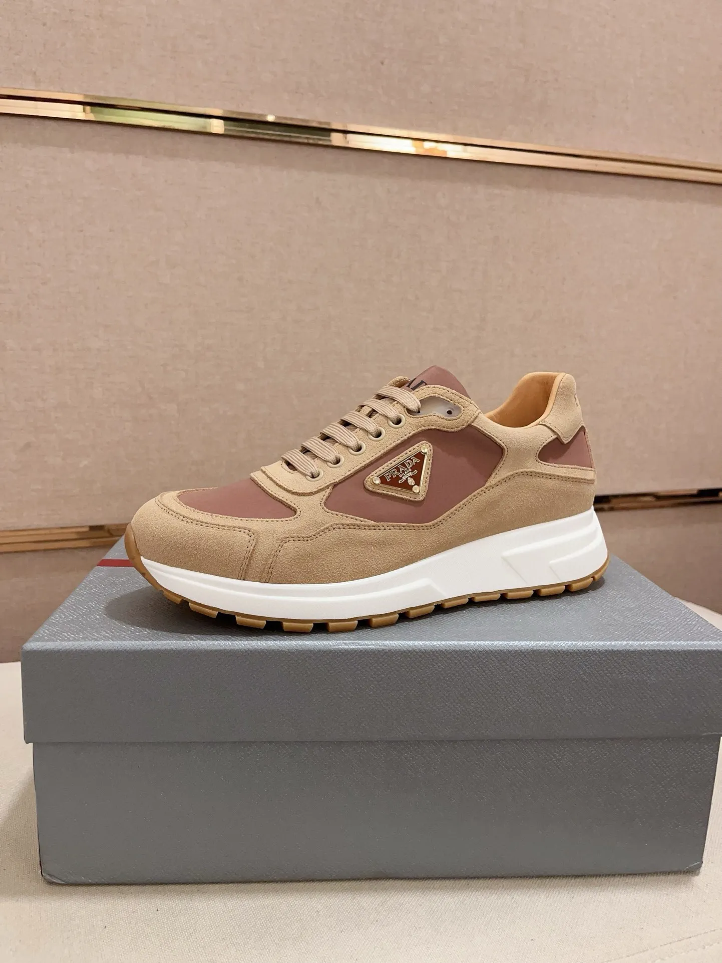 Men's Men's Shoes 💰 580💰 ✔️✔️✔️High-quality new PRADA (Prada) counters are launched simultaneously. The new men's shoes and 😘fabric are made of selected first-layer cowhide and technological glue-spraying technology. Lining: Full cowhide lining. 👍🏿High-end☄️Open-molded non-slip rubber outsole, exquisite lines, simple and elegant, comfortable and high-end for leisure travel. Code number: 38 to 44 (can be customized to 45, non-refundable!